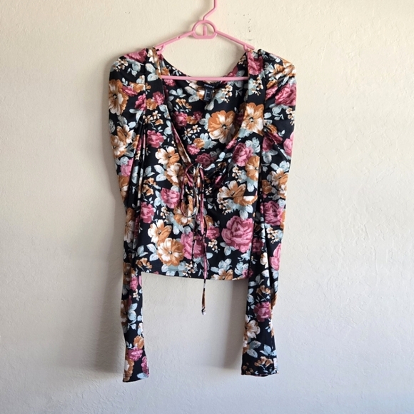 Forever 21 Tops - Forever 21 Long Sleeve Ruffle Shoulder Floral Top Size Large